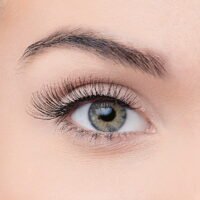 9110-الصورة الرئيسية منظر قريب لعين بشرية تتميز برموش طويلة وقزحية فاتحة، مما يسلط الضوء على جمال العين ومكياجها.