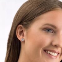 orhangen_titan_blomdahl_15-1491-01_7330981560075.jpg أقراط فضية أنيقة تتميز بأحجار كريمة مستديرة، مثالية لإضافة لمسة من الرقي إلى أي مظهر.