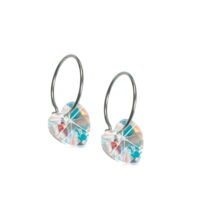 orhangen_titan_blomdahl_7330981158166_15-1255-02 Heart-shaped crystal earrings with a silver hoop, featuring a sparkling design that captures light beautifully, ideal for adding elegance.
