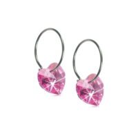 orhangen_titan_blomdahl_7330981158173_15-1255-03 Pink heart-shaped crystal earrings with silver hoops, featuring sparkling facets for a vibrant look. Ideal for fashion accessories.