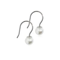 orhangen_titan_blomdahl_7330981540558_15-1280-59 Silver hook earrings featuring round white pearls, a classic and timeless jewelry piece for any occasion.