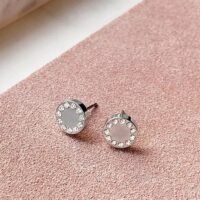 orhangen_titan_blomdahl_7330981560075_15-1491-01.jpg أقراط فضية دائرية مزينة بالكريستال، تتميز بتصميم بسيط وأنيق مناسب لمختلف المناسبات.