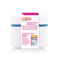 كريم لاصق الأسنان وأقراص التنظيف DentureFit في عبوة مضغوطة، مصممة لارتداء وتنظيف أطقم الأسنان بشكل آمن.