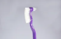 فرشاة الأسنان - CloseUp_540x فرشاة أسنان أرجوانية تتميز برأس بزاوية فريدة وشعيرات ناعمة لتنظيف فعال وراحة.