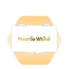 شعار Pearlie White على خلفية بيضاء، يتميز بأحرف ذهبية وشكل سداسي، يمثل علامة تجارية للعناية بالأسنان.