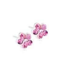 orhangen_nickelfri_plast_blomdahl_7330981150450_15-0130-24 أقراط على شكل زهرة وردية اللون تتميز بكريستالات لامعة، مصنوعة من الفضة لتمنحك الأناقة والسحر.