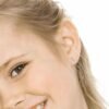 orhangen_nickelfri_plast_blomdahl_7330981510629_15-0114-56.jpg Close-up of a girl with sparkling earrings, showcasing a youthful and elegant look. Perfect for jewelry enthusiasts and fashion lovers.