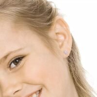 orhangen_nickelfri_plast_blomdahl_7330981510629_15-0114-56.jpg Close-up of a girl with sparkling earrings, showcasing a youthful and elegant look. Perfect for jewelry enthusiasts and fashion lovers.
