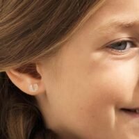 orhangen_nickelfri_plast_blomdahl_7330981512241_15-01127-01_a.jpg أقراط فضية على شكل حدوة حصان تتميز بتفاصيل متلألئة، مصممة للفتيات، تعرض إكسسوارًا مرحًا وأنيقًا.