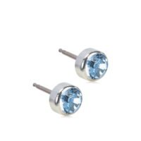 orhangen_titan_blomdahl_7330981156186_15-1424-06 Elegant blue crystal stud earrings with silver settings, perfect for adding a touch of sparkle to any outfit.