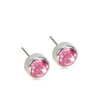 orhangen_titan_blomdahl_7330981156445_15-1424-24 Pink crystal stud earrings with a silver setting, featuring sparkling round gemstones for a stylish accessory.