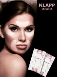 رقعة علاج الوجه KLAPP Glam Stripes على وجه المرأة، تعمل على تعزيز العناية بالبشرة وتعزيز جمالها.